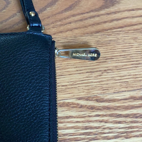 Michael Kors wristlet - Picture 3 of 7